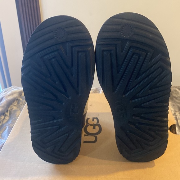 Gently loved UGGS - Picture 4 of 4